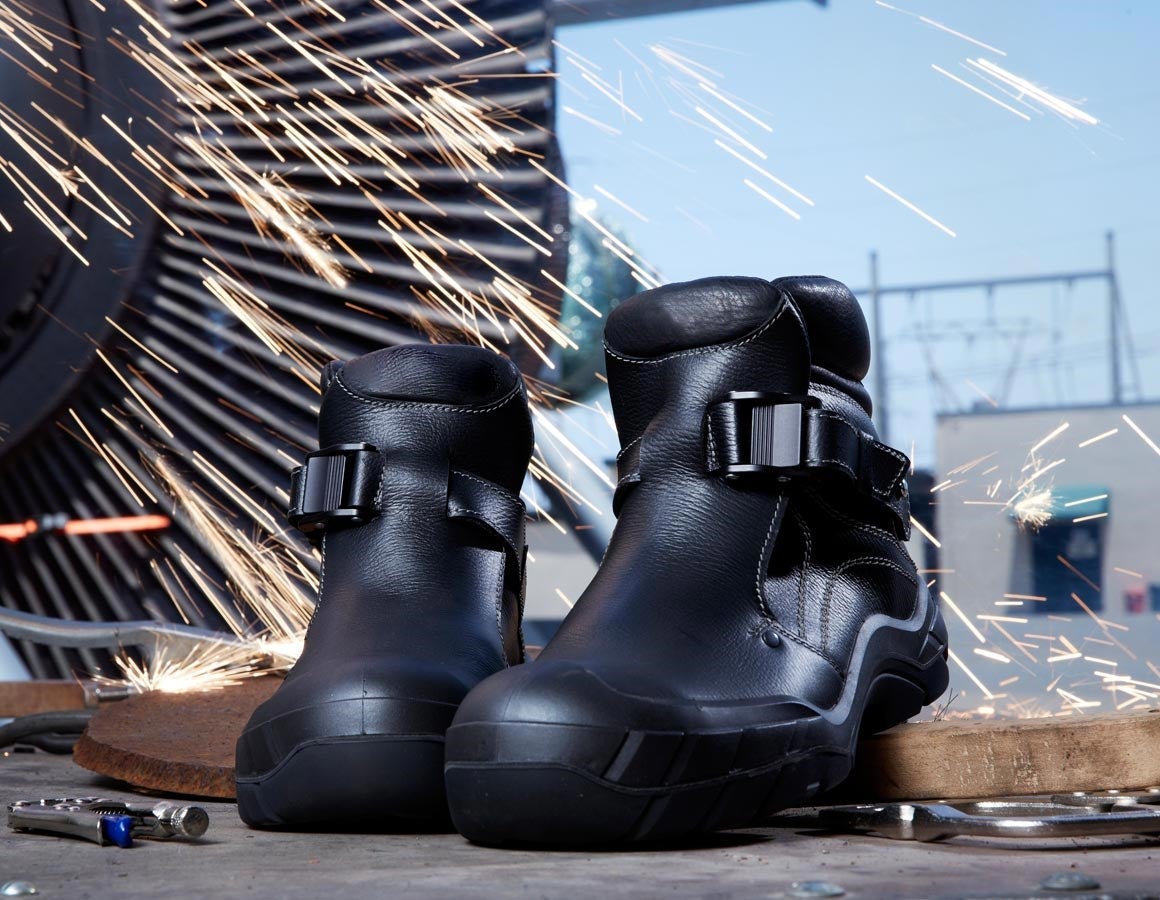 Main action image S3 Safety boots e.s. Pleione mid black