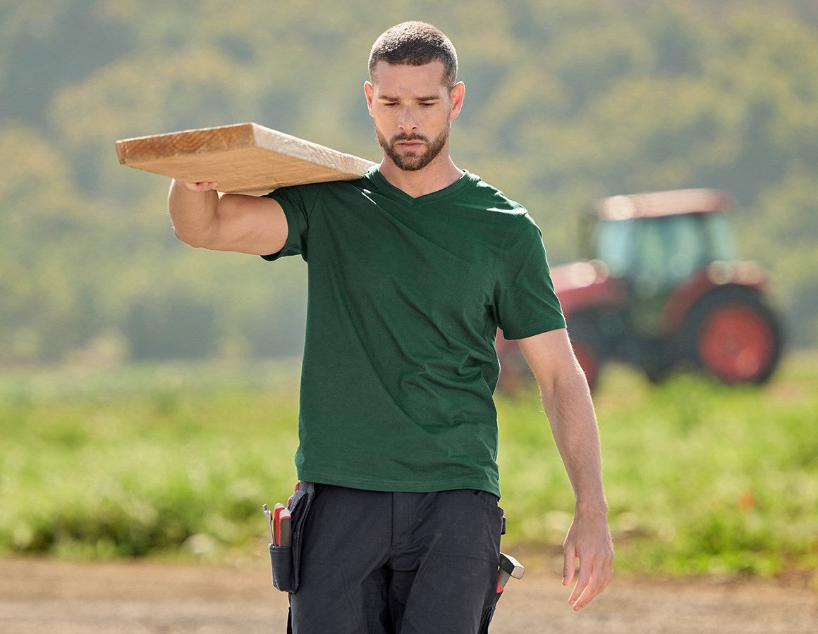 Main action image e.s. T-shirt cotton V-Neck green